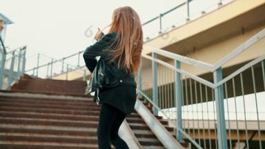 十几岁的女孩<strong>皮革夹克</strong>跳舞楼梯